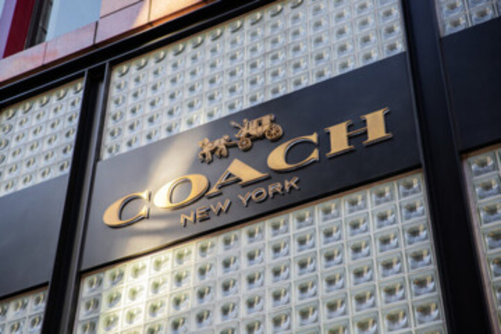 COACHコーチの店舗外壁のロゴマーク