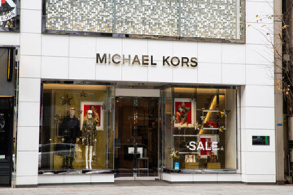 MICHAEL KORSマイケルコースの店舗外観とロゴ