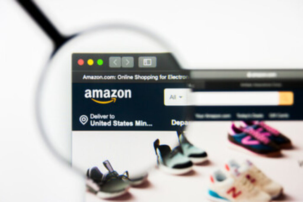 Amazonアマゾンでブランド品を検索する様子