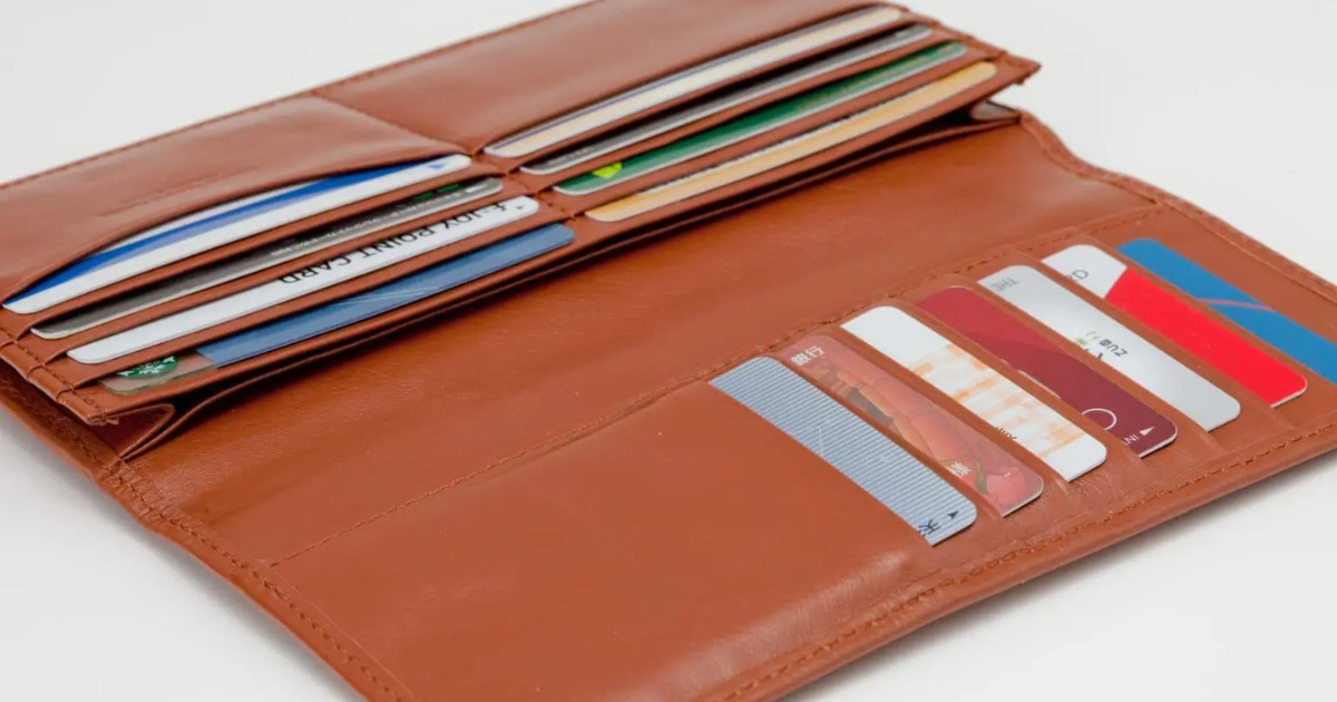 ビジネスレザーファクトリーの二つ折り長財布。財布の角が直角なのでカード収容力が違う様子（15枚入る）