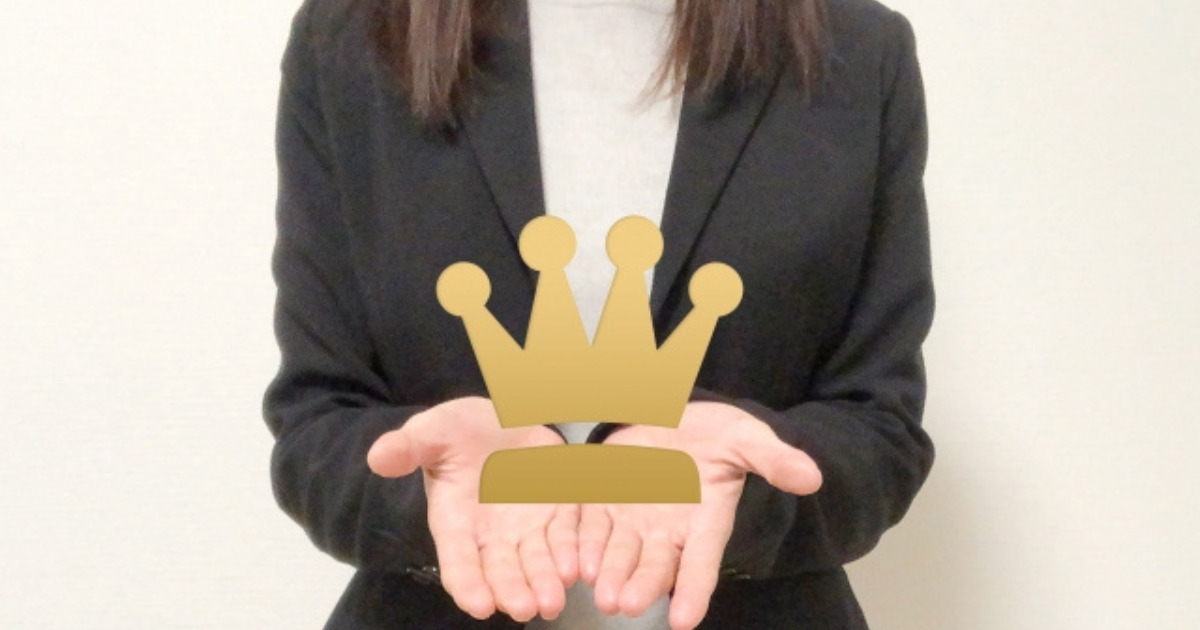 池田工芸の国・天皇陛下から表彰（授章）したイメージ。女性が王冠を持っている様子。