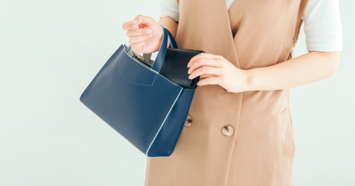 レディースの財布はかばんに入れて持ち運ぶことがほとんなので、女性が財布をかばんに入れている様子