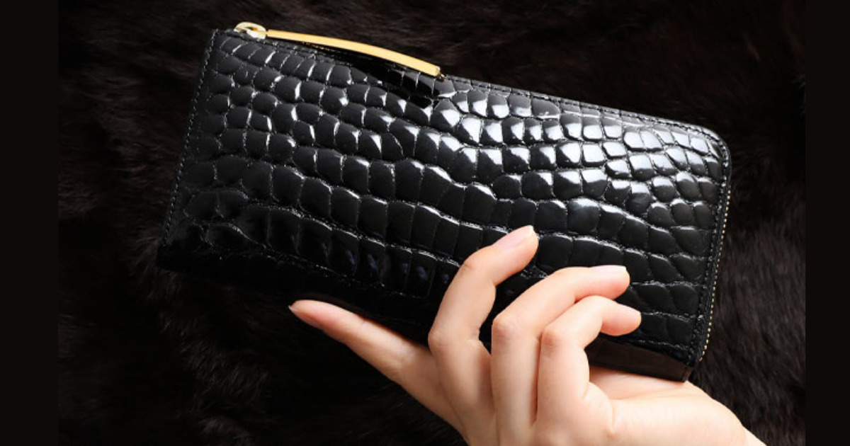池田工芸のレディース財布の画像。女性の手にもが持ちやすいように、細身のロングウォレットを実際に持っている様子。