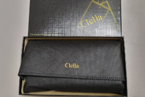 クレリアの長財布のレビュー写真。保存袋に入っている様子