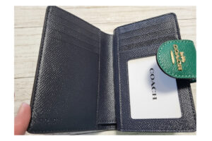 コーチの二つ折り財布、インポートコレクションYRのレビュー画像（中のカード入れの様子）