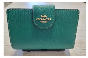 コーチの二つ折り財布、インポートコレクションYRのレビュー画像（正面）