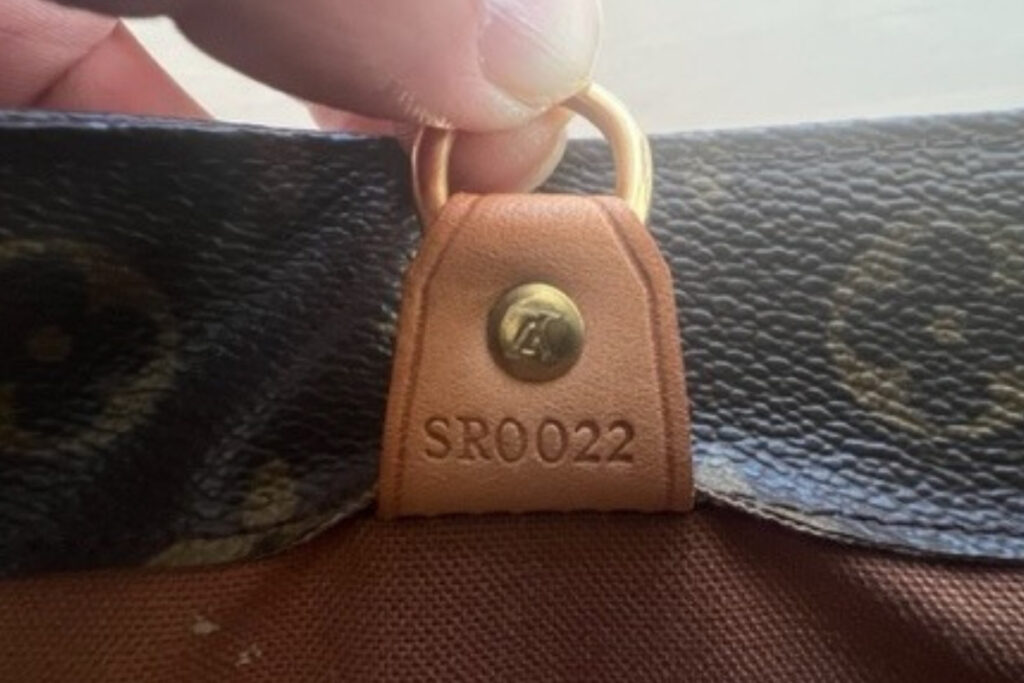 ルイ・ヴィトンのバッグのシリアルナンバーの拡大写真
